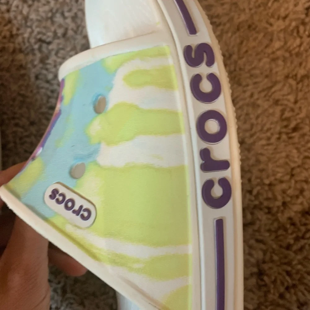 New CROCS Rainbow Tie-Dye Slide Sandals White Pink Purple Yellow Size 9